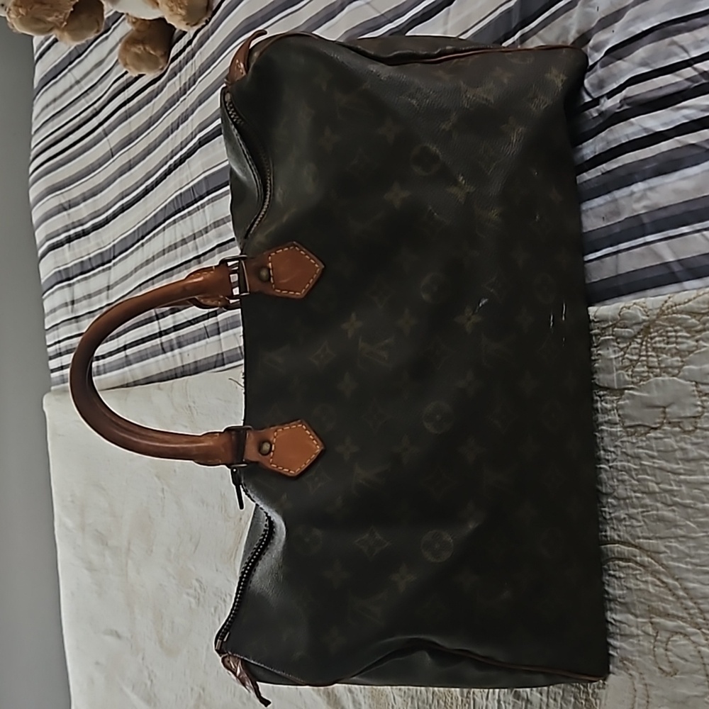 Louis Vuitton vintage speedy 45... this is a authentic LV bag from the 80s.